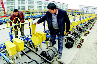 新疆棉花精量播种机出口塔吉克斯坦，农机通讯社聚焦农业机械制造新突破