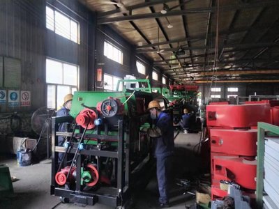 冬日里的农机场 一锁萧条，一殿繁华